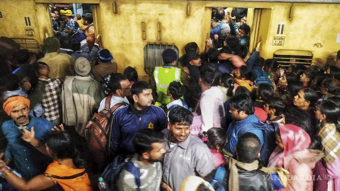 Al menos 18 muertos en estampida registrada en estación de tren en Nueva Delhi