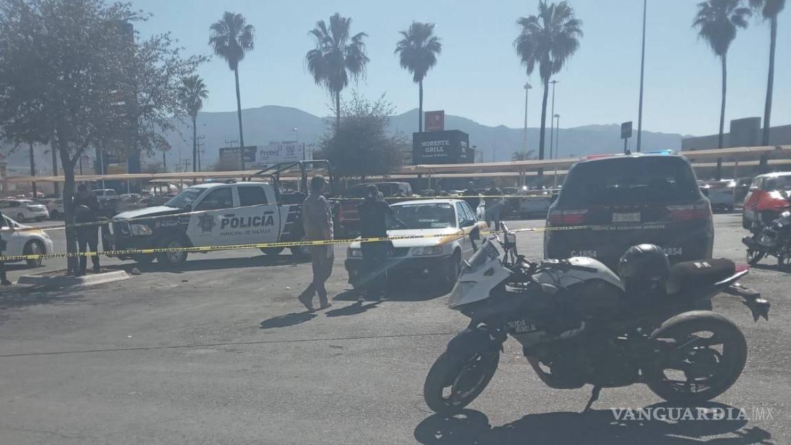 Taxistas detienen a asaltante y lo entregan a la policía, en Saltillo