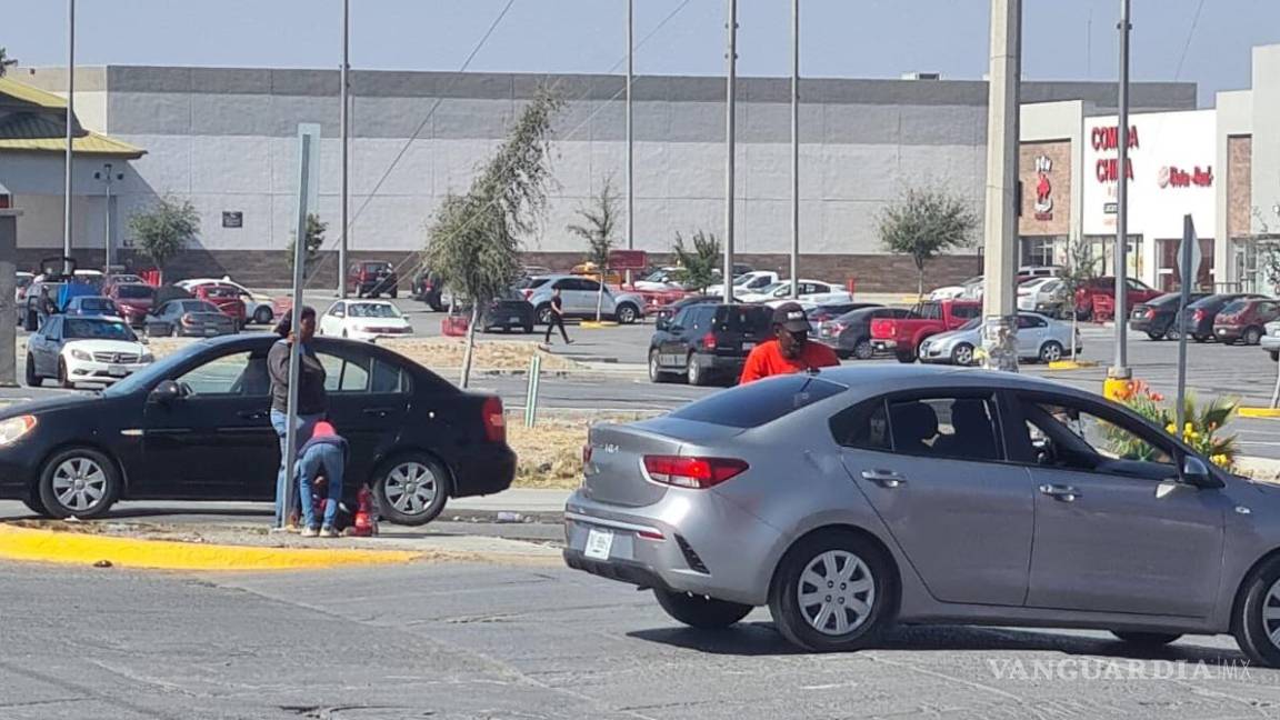 Sobrevivir entre autos: El alarmante riesgo de los niños migrantes en Saltillo (video)