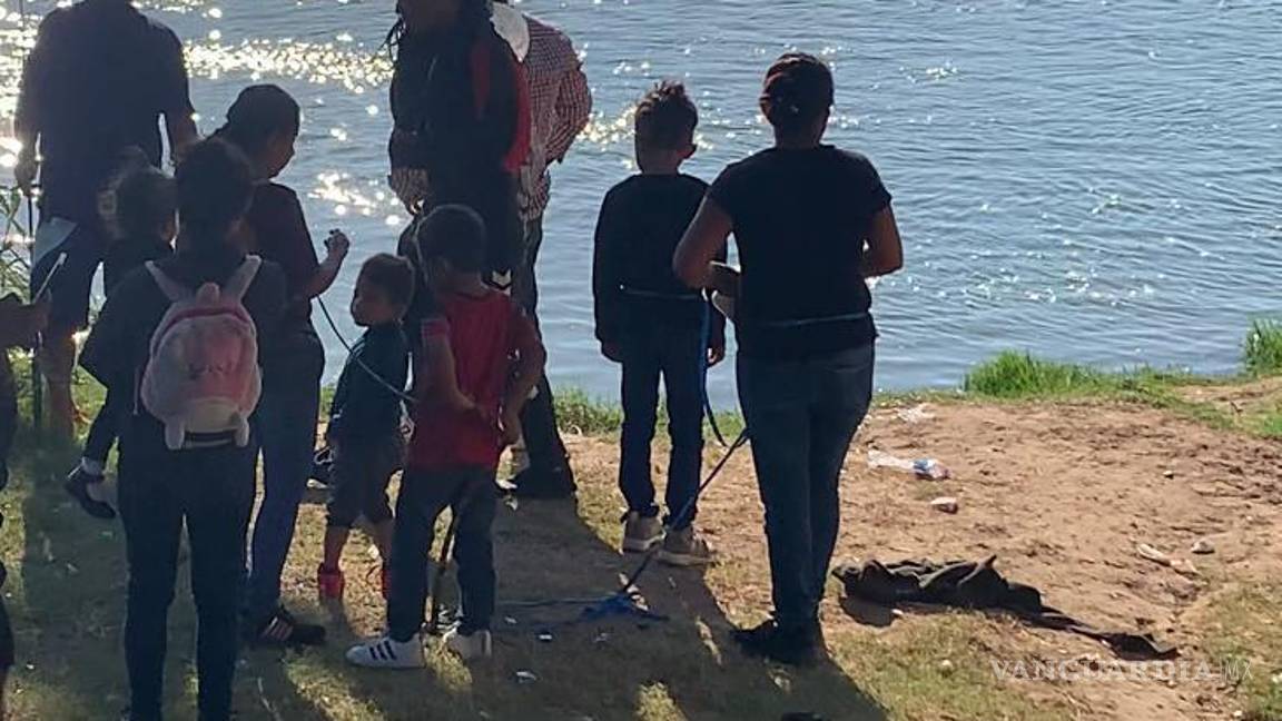 $!Mujeres con niños en brazos se pueden ver entre los migrantes; muchos de ellos mexicanos que también huyen de la violencia y el desempleo.