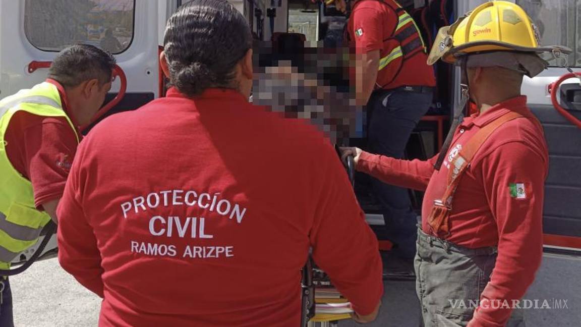$!El motociclista fue trasladado a la Clínica Dos del IMSS tras caer al canal en Ramos Arizpe.