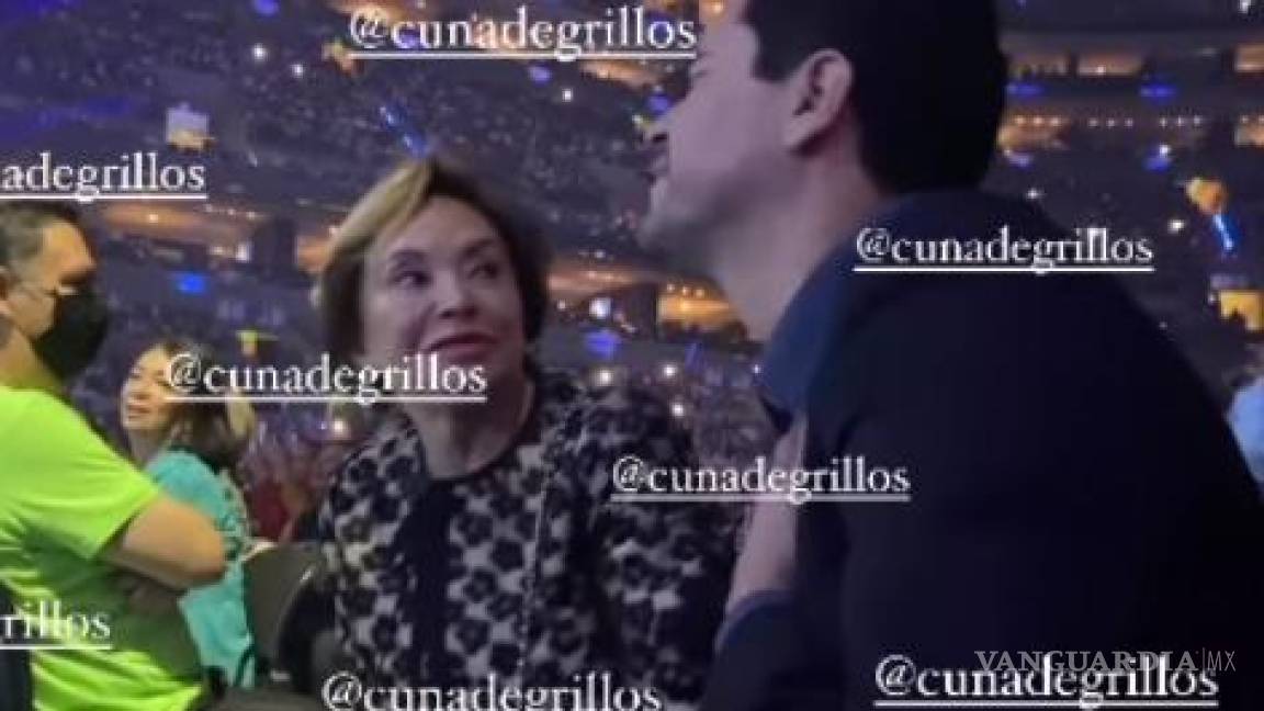 Elba Esther Gordillo y su esposo, emocionados hasta las lágrimas en concierto de Roberto Carlos