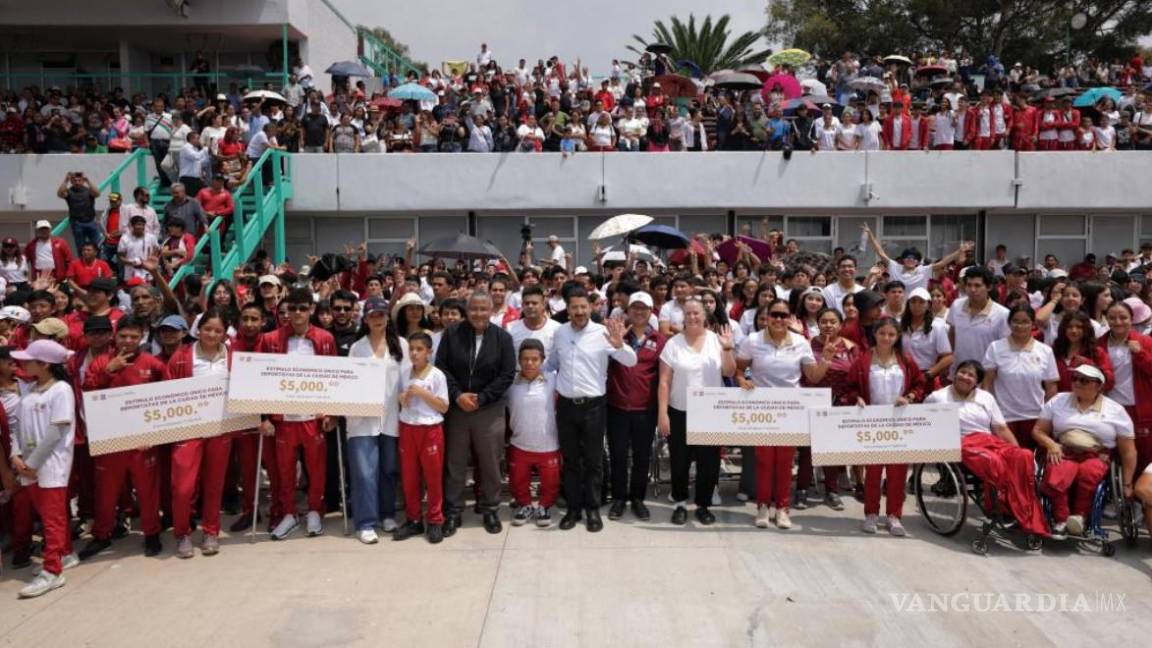 Entrega Martí Batres estímulos económicos a deportistas de la CDMX