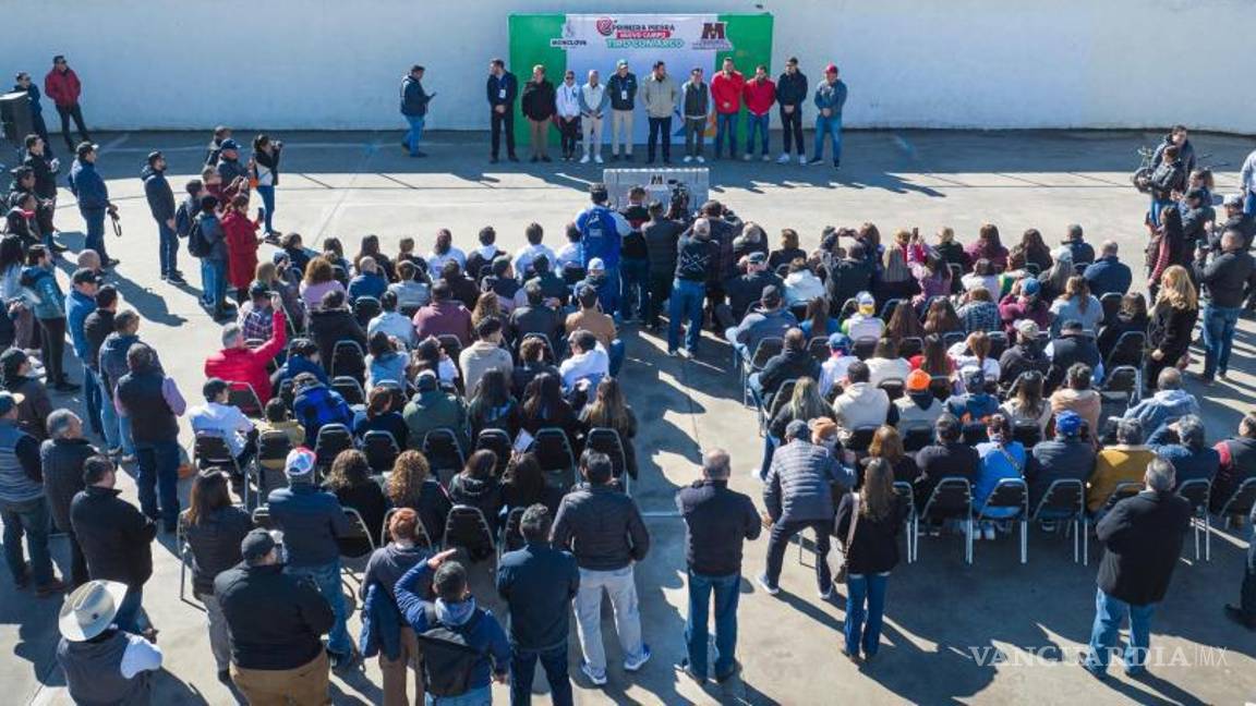 $!Niños y jóvenes de Monclova presencian la colocación de la primera piedra del campo de tiro.