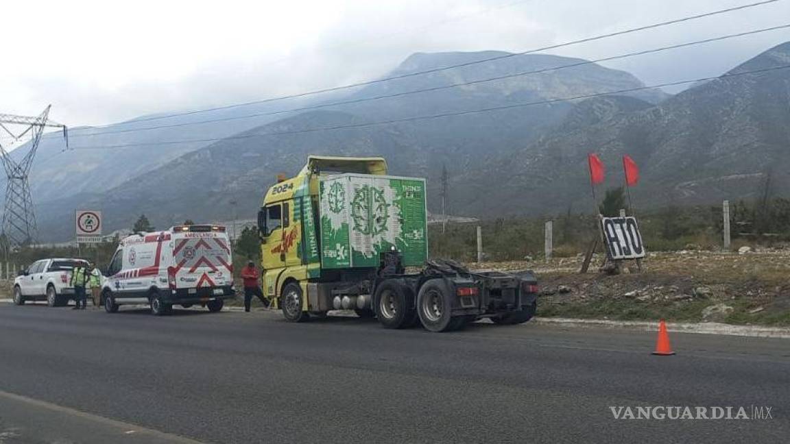 Choca a colega y lo saca de la carretera en Ramos Arizpe