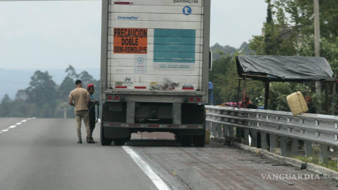 $!El problema es tan grave que a plena luz del día es sencillo constatar la venta de combustible ilegal en las autopistas México-Querétaro, y México-Puebla.