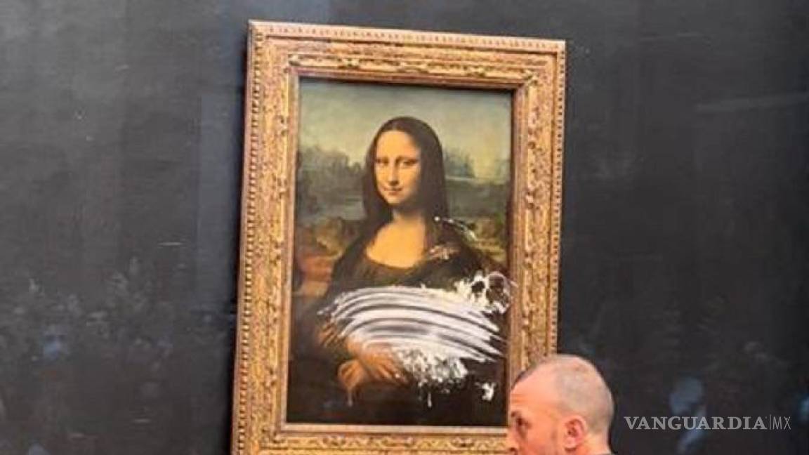 $!Hombre lanzó un pastel a la Mona Lisa