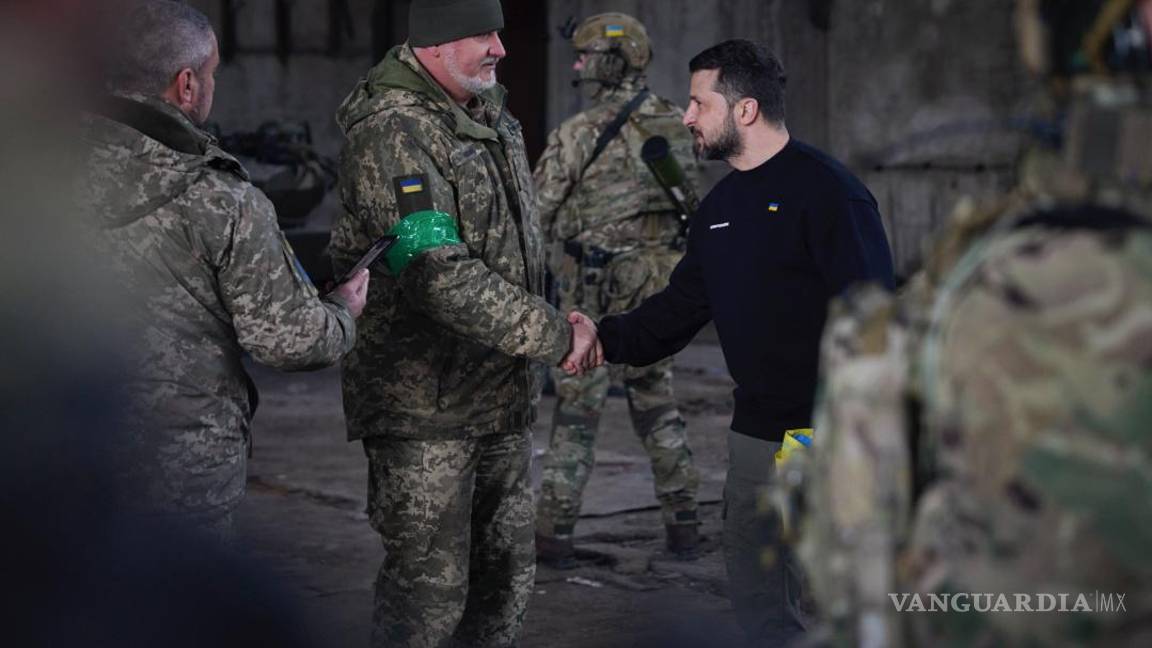 $!El presidente ucraniano Volodymyr Zelensky (derecha) visitando las posiciones avanzadas del ejército ucraniano en dirección a Bakhmut.