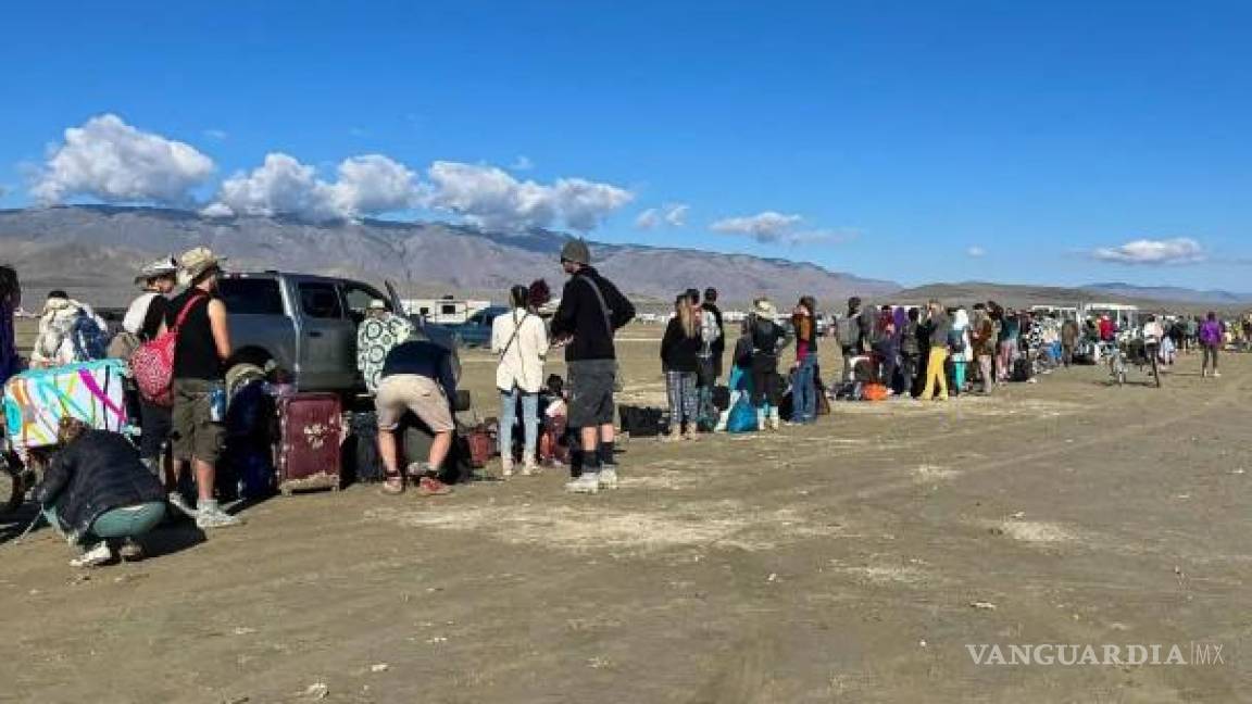 Muere hombre en el Festival de ‘Burning Man’, mientras miles de personas tratan de huir