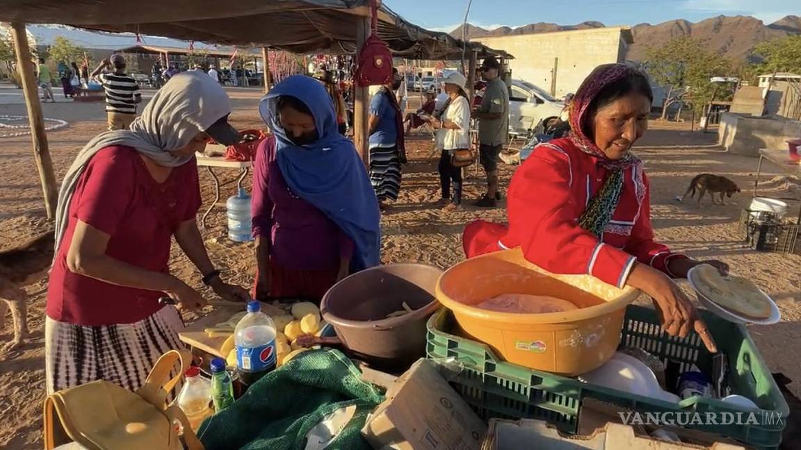 $!Mujeres indígenas de la Etnia Seris preparan sus alimentos en la comunidad Punta Chueca, del estado de Sonora (México).