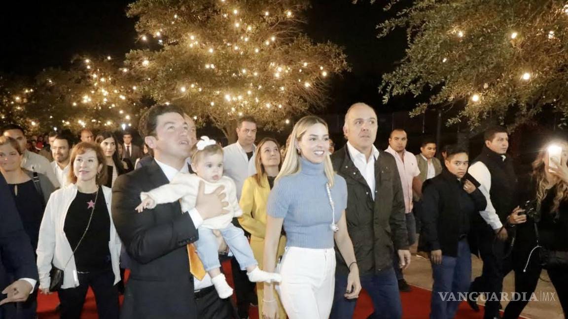 $!Samuel, su familia y amigos en el encendido del árbol de navidad en Monterrey.