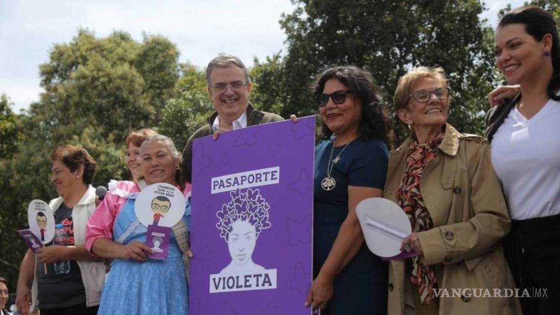 Anuncia Ebrard Pasaporte Violeta para jefas de familia