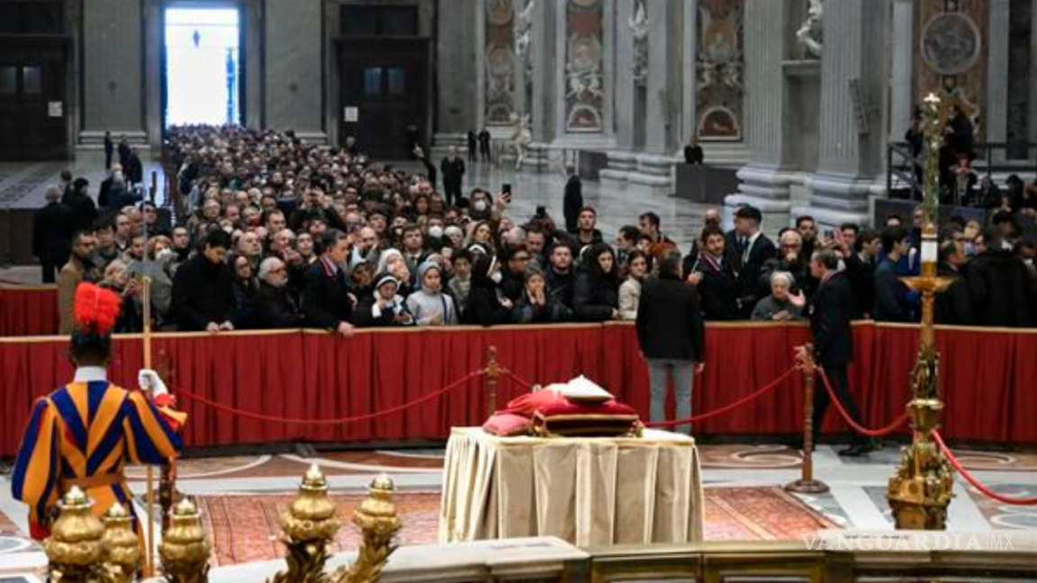 Miles de fieles acuden a la capilla ardiente de Benedicto XVI para despedirse del Papa emérito