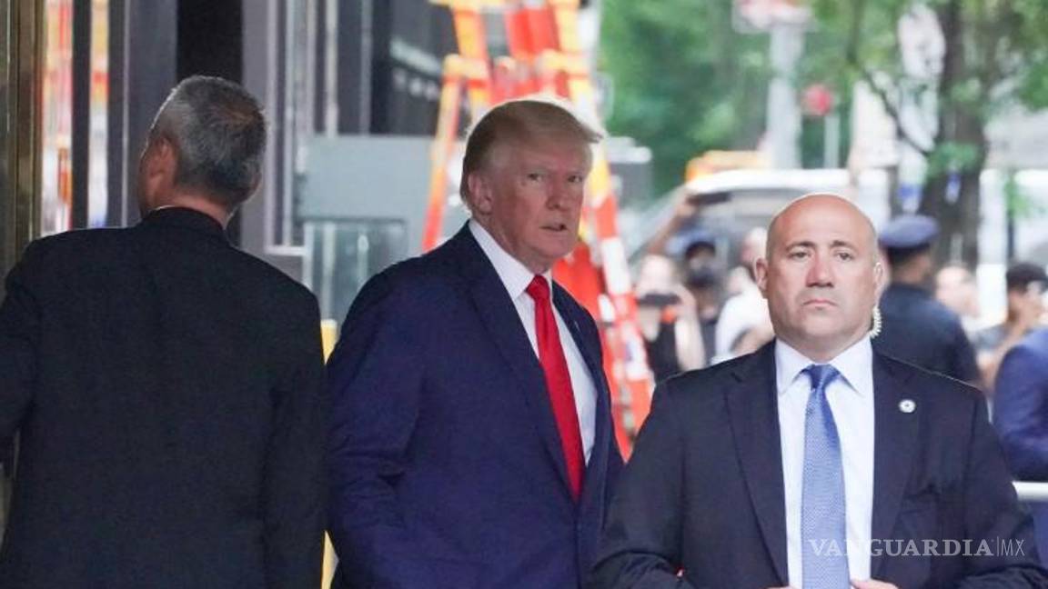 Trump demuestra que sus pasaportes fueron tomados en redada del FBI, contradiciendo a presentadora de CBS