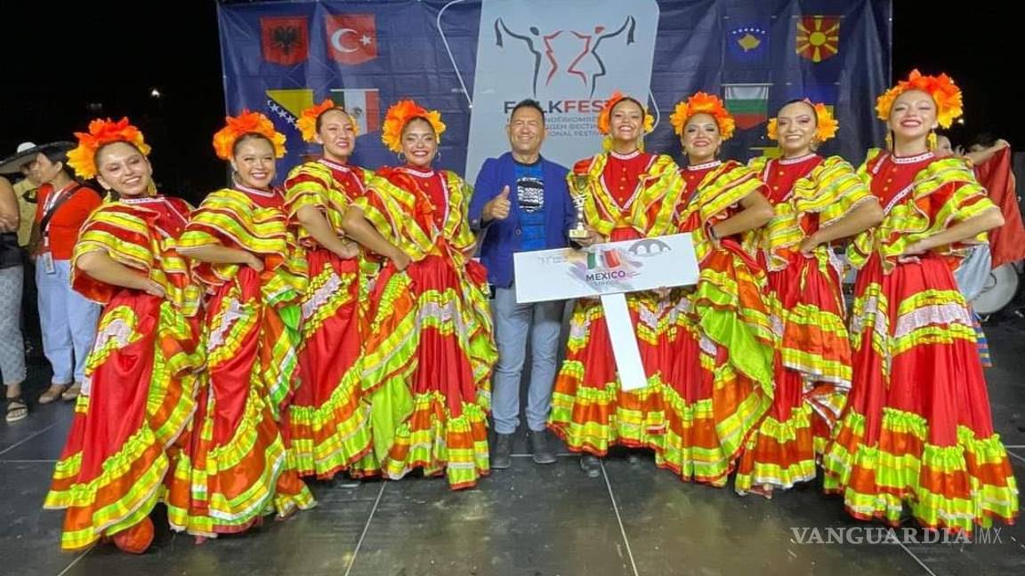 $!La agrupación está integrada por 35 bailarines y músicos.