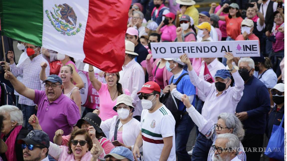 Se concentran ciudadanos en Marcha por Nuestra Democracia en el Zócalo; Morena afirma que busca dañar al INE