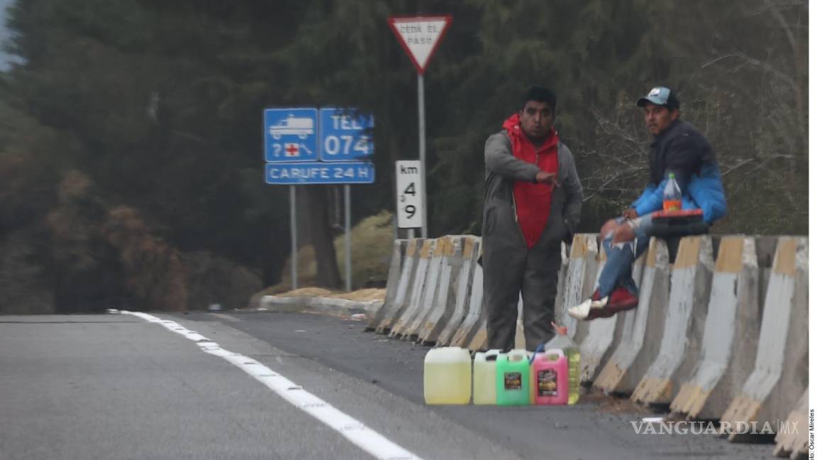 Revelan que venden huachicol en la autopista México-Cuernavaca frente a una gasolinera