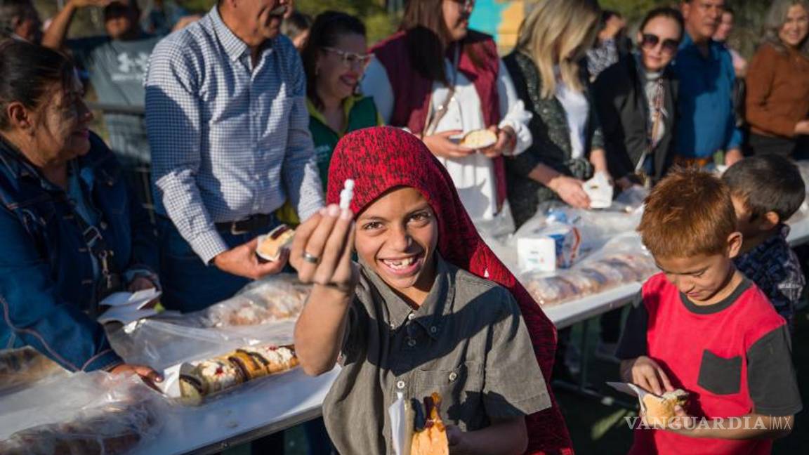 $!Los niños disfrutaron de la porción de la tradicional Rosca de Reyes, compartiendo la alegría de la celebración en familia.