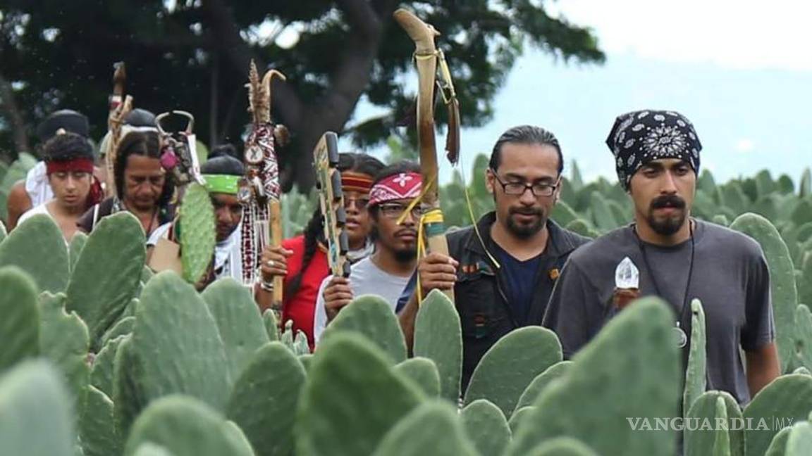 $!El paso del bastón sagrado simboliza la transmisión del espíritu de los pueblos originarios a lo largo de la carrera, uniendo corazones a lo largo del continente.
