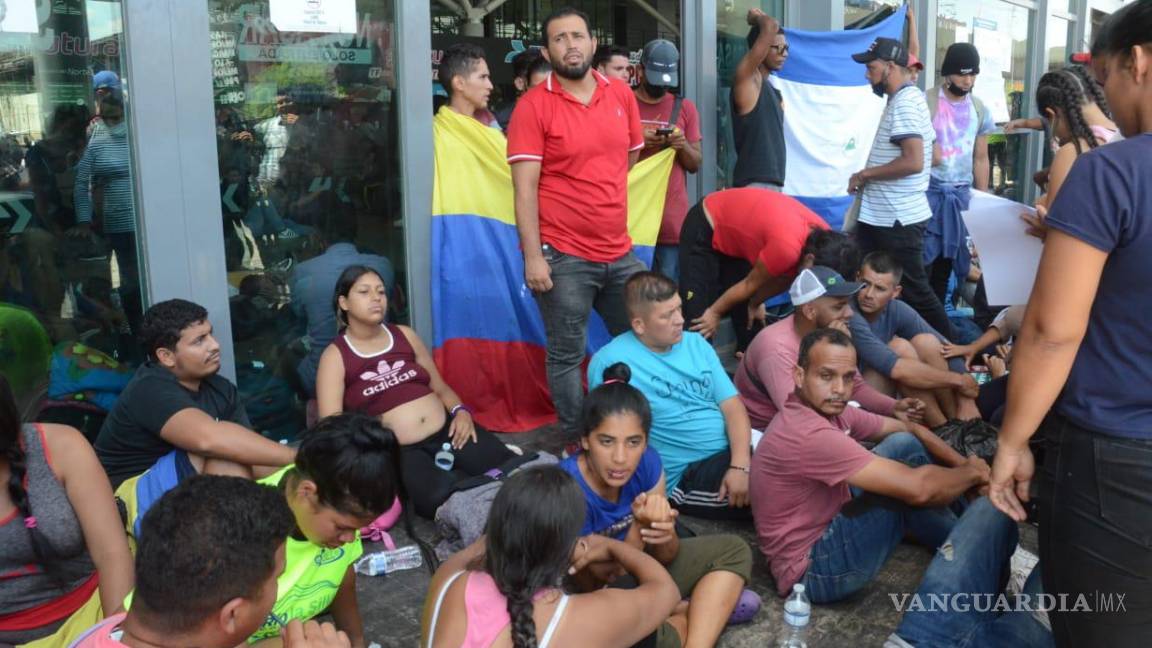 Migrantes varados en Nuevo León se cosen los labios en protesta