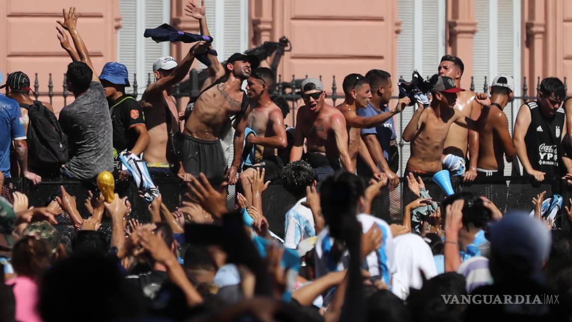 $!Hinchas de Argentina celebran la victoria de la selección argentina en el Mundial de Qatar 202, afuera de la Casa Rosada en Buenos Aires, Argentina.