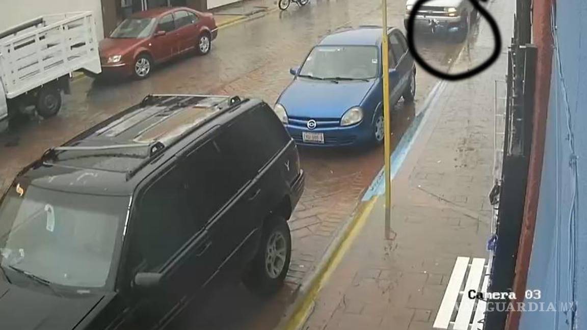 Camioneta se lleva entre las llantas una moto, en Parras de la Fuente (video)