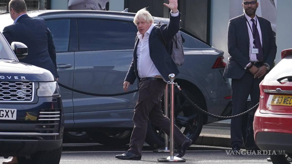 Boris Johnson regresa a Londres; hay rumores de que se postulará