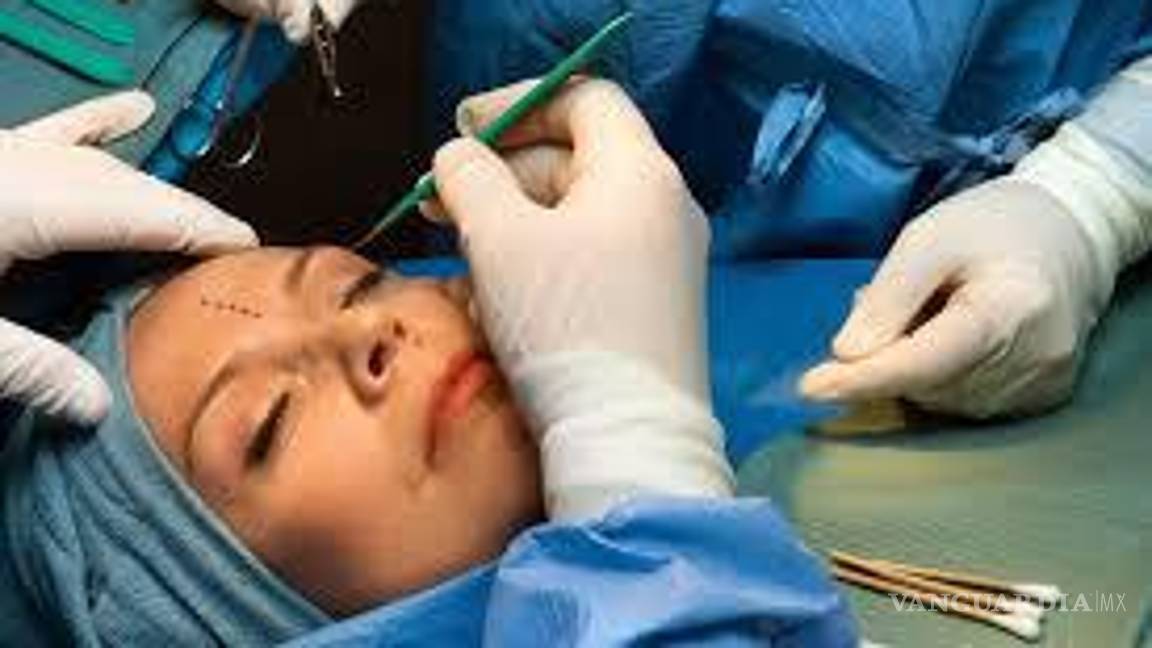 $!Algunos pacientes han denunciado que egresados de este par de escuelas han dejado secuelas tras practicarse alguna cirugía.