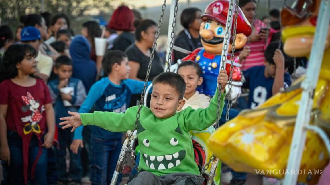 $!Los niños disfrutaron de los juegos mecánicos, sumergiéndose en la diversión durante el evento de la Rosca de Reyes en Monclova.