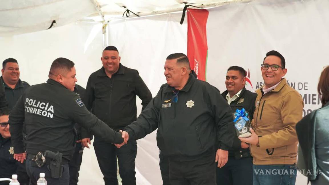 Fraccionamientos del Oriente de Torreón reconocen el trabajo de la DSPM en el Día del Policía