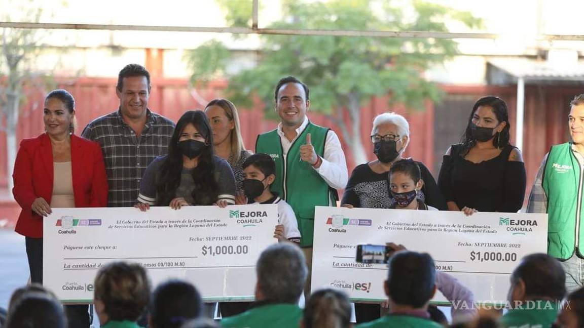 Manolo Jiménez lleva cientos de apoyos escolares a la Laguna