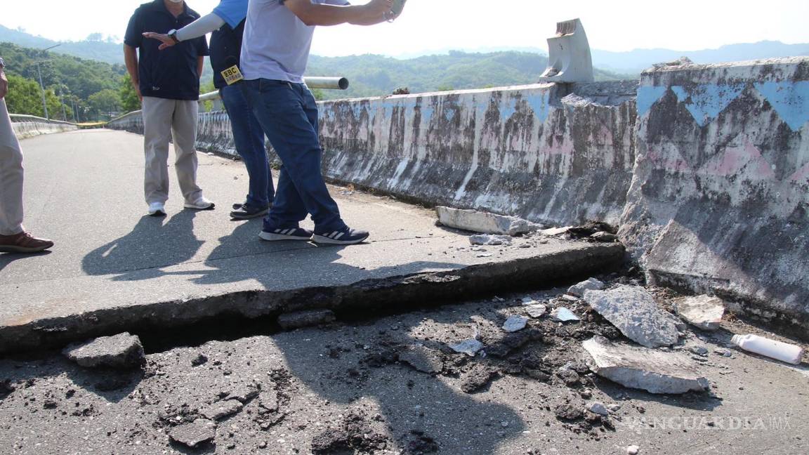 $!El derrumbe de un puente en una carretera de dos carriles en una zona rural.