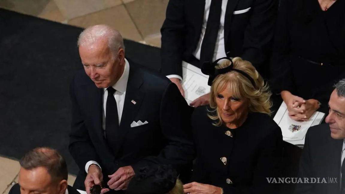 Trump se burla del asiento lejano de Biden en el funeral de la reina Isabel