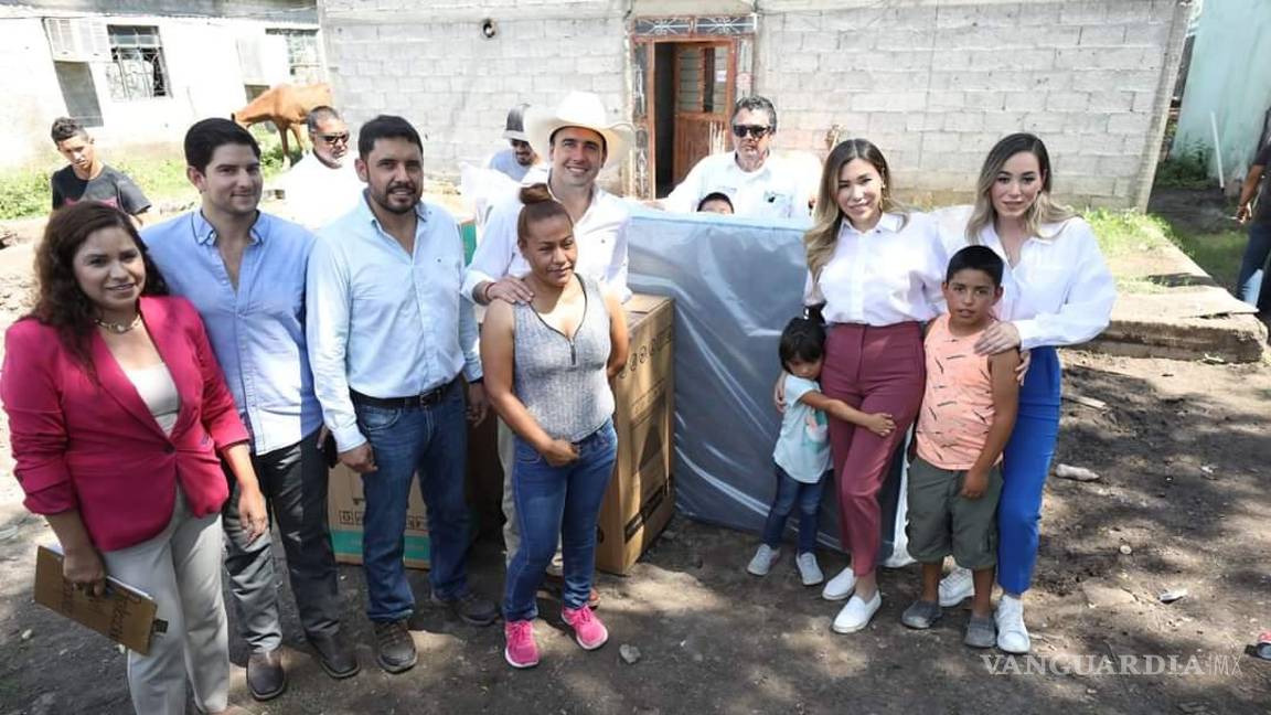 Encabeza Manolo Jiménez entrega de enseres a damnificados