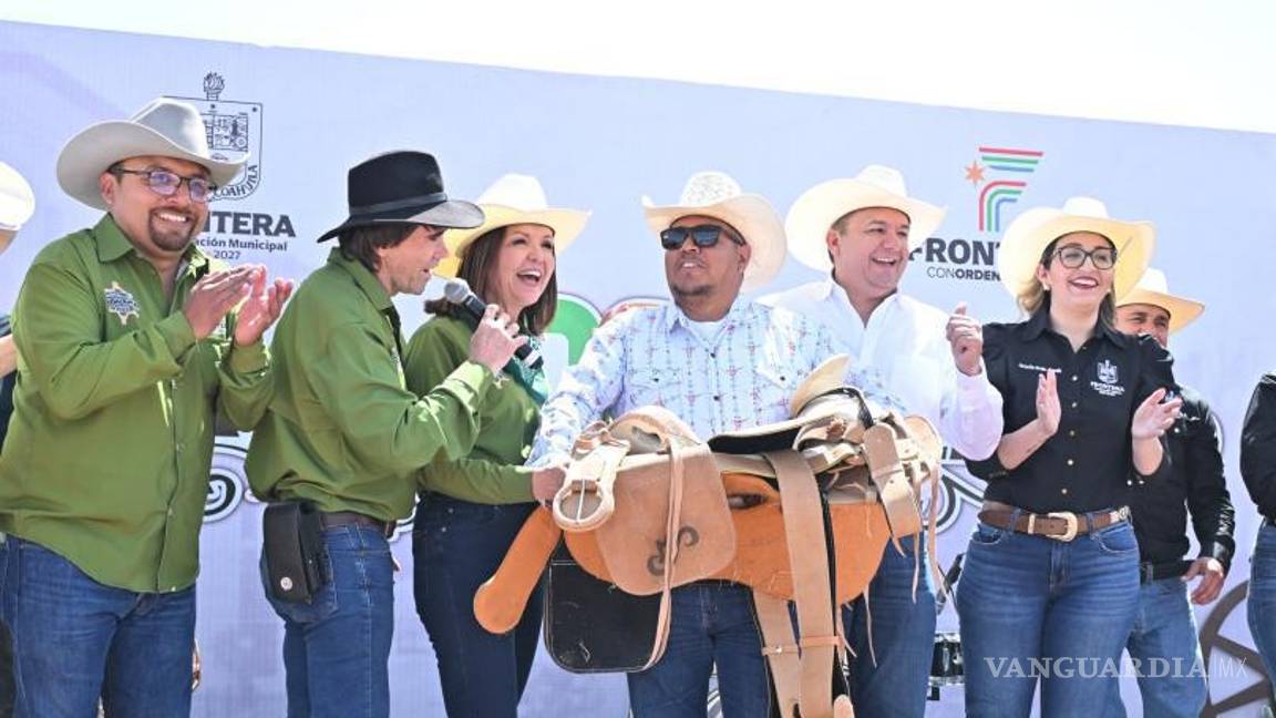 $!La alcaldesa Sara Irma Pérez Cantú encabezó la cabalgata conmemorativa por el 132 aniversario de Frontera, resaltando el valor de las tradiciones en la identidad del municipio.