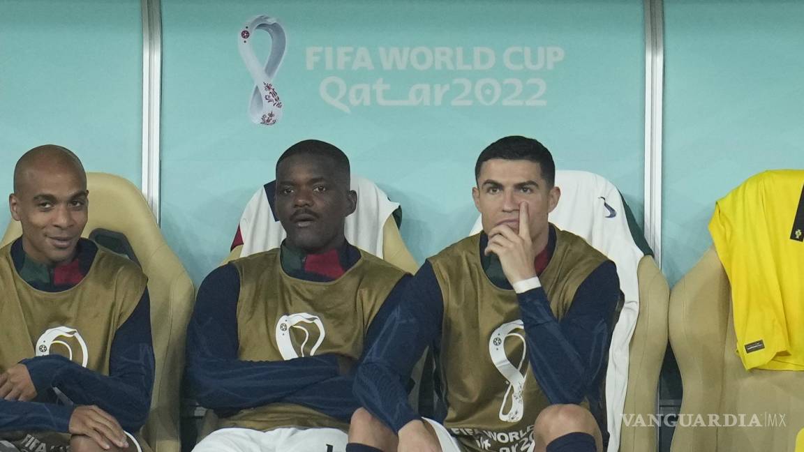 $!Cristiano observando desde la banca el juego de Portugal contra Marruecos.