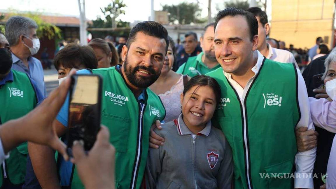 Manolo Jiménez lleva cientos de apoyos escolares a la Laguna