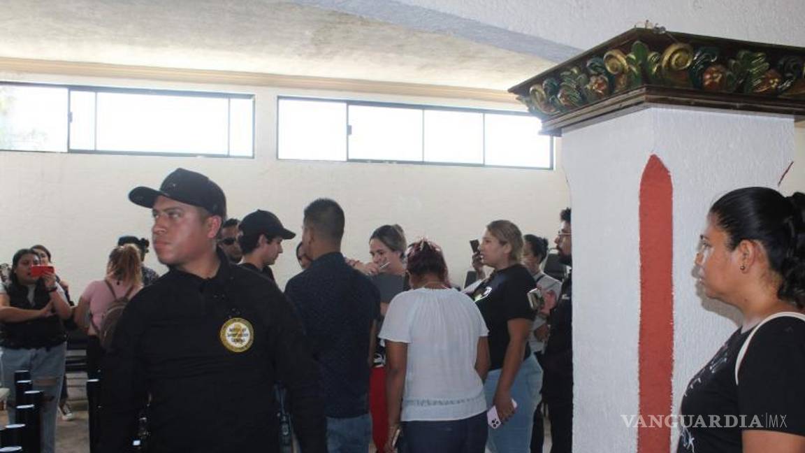 $!En el exterior del negocio no permitieron que el perito de la FGE realizara la inspección a la camioneta, la cual ya estaba acordonada.