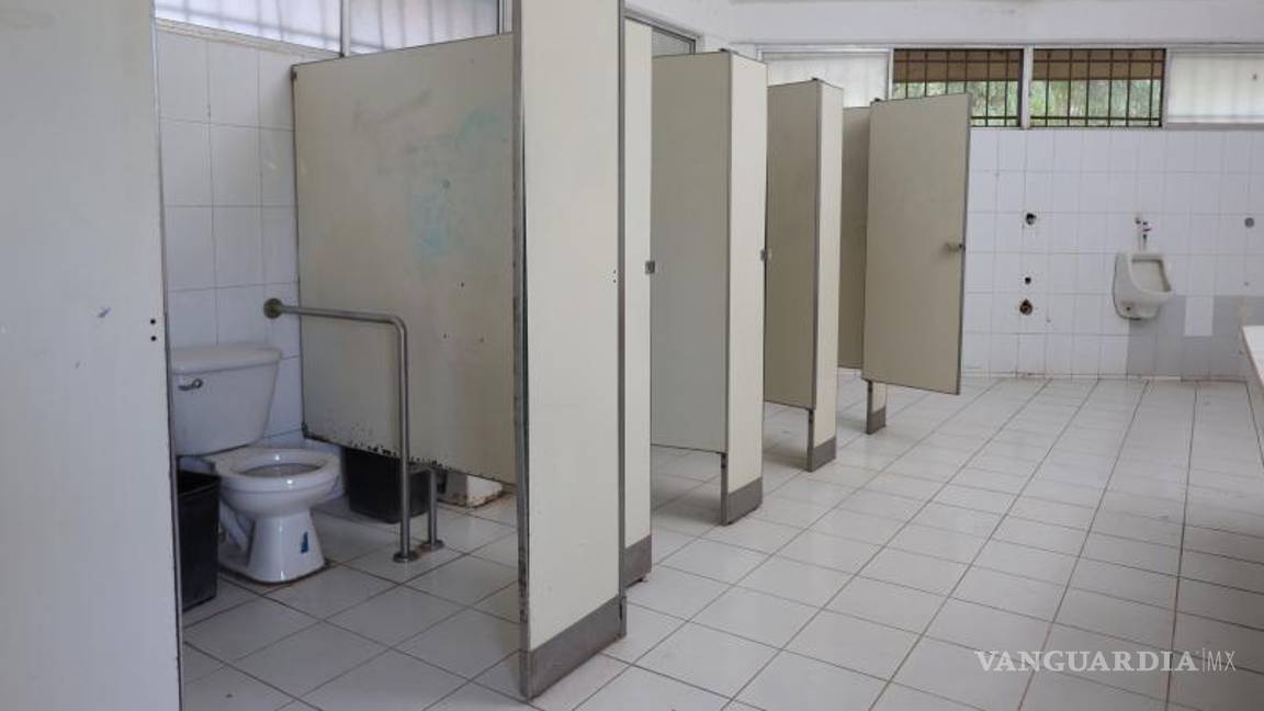 $!La falta de mantenimiento en los baños de espacios públicos afecta la experiencia de los usuarios en la ciudad.