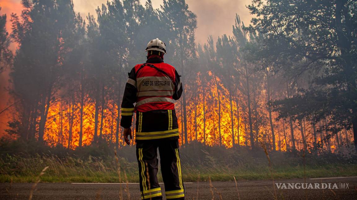 $!Esta foto proporcionada por el SDIS 33 muestra a un bombero combatiendo un incendio forestal cerca de Landiras, en el suroeste de Francia.