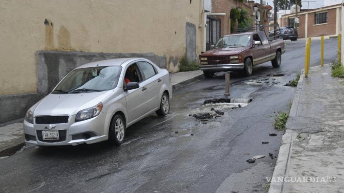 $!Los autos deben esquivar ese “obstáculo”.