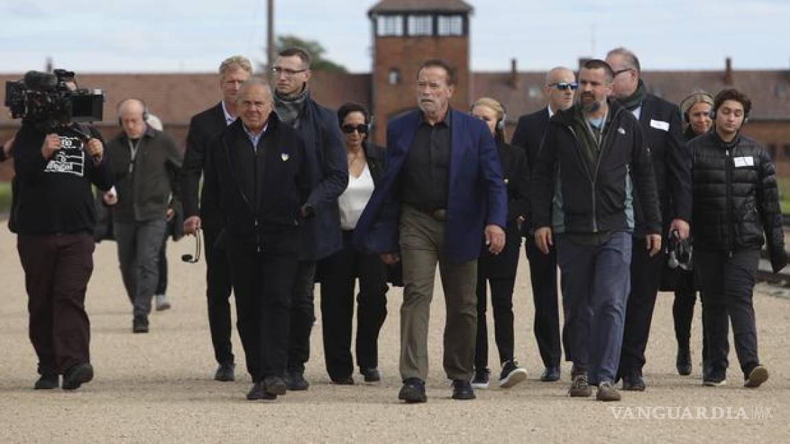 Arnold Schwarzenegger visita Auschwitz en mensaje contra el odio
