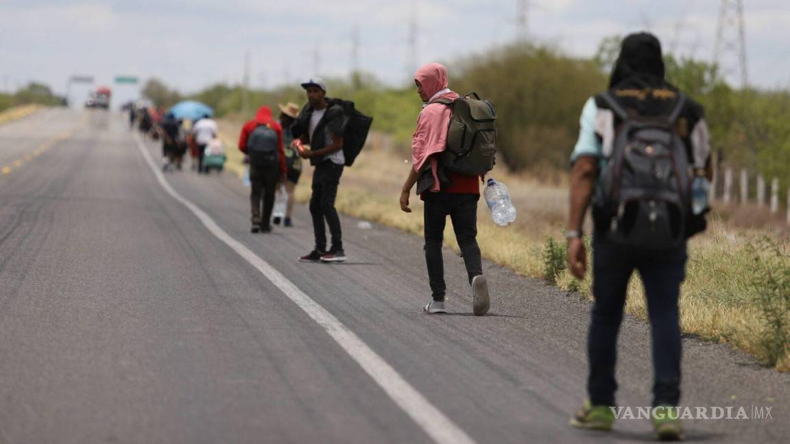 Rescatan de traficantes a 77 mil 498 migrantes