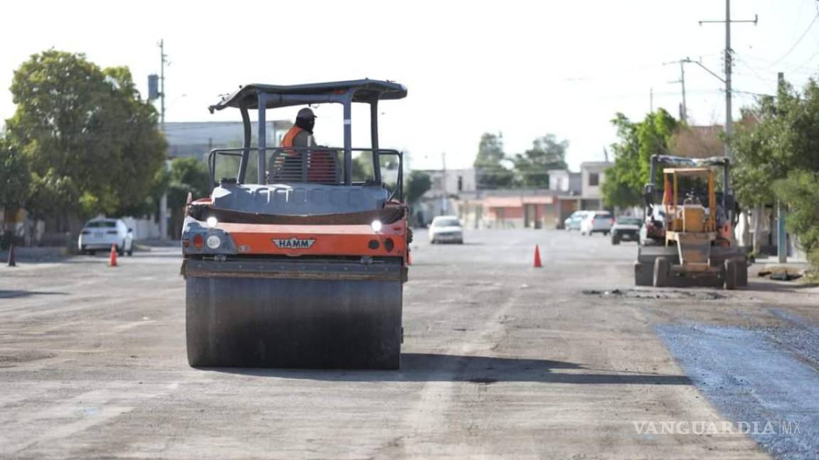 Supervisa Manolo Jiménez trabajos de pavimentación en colonias de Torreón