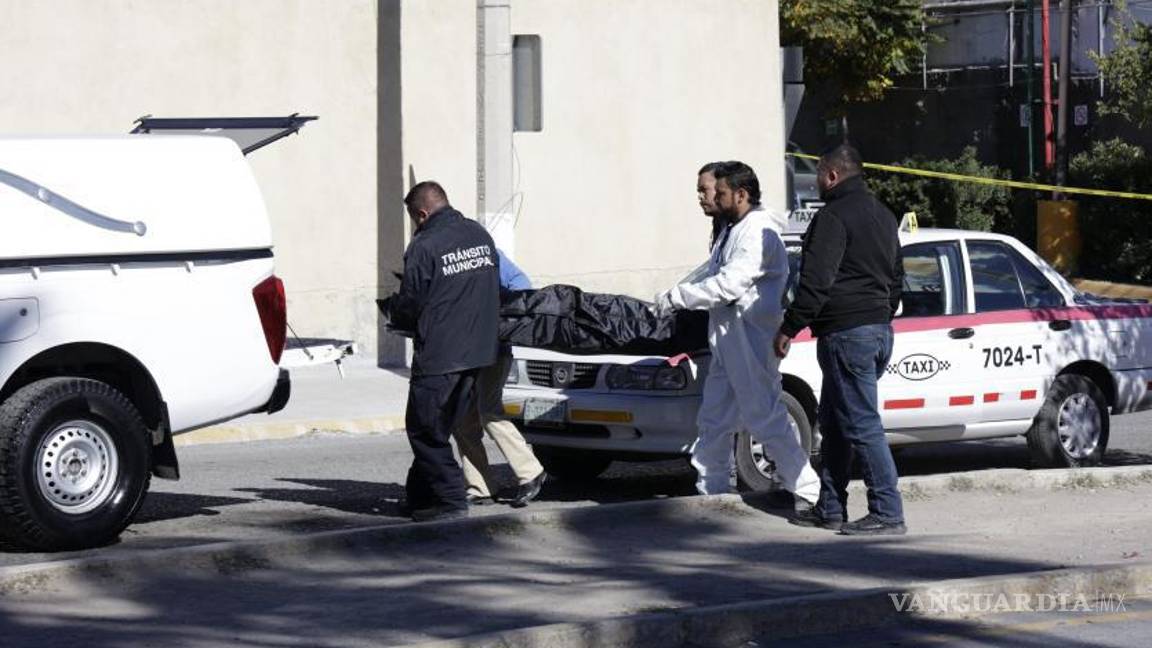 $!Paramédicos de la Cruz Roja acudieron al llamado de emergencia, pero lamentablemente confirmaron la muerte del ruletero debido al infarto que sufrió.