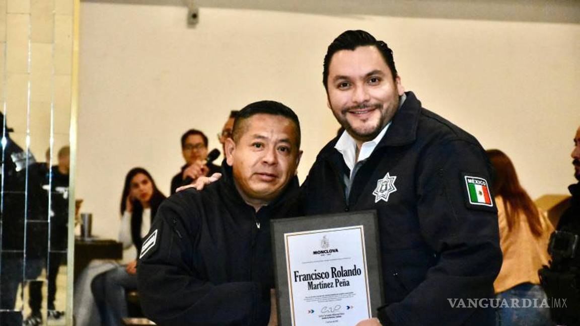 $!Los agentes de la policía municipal recibieron un estímulo económico y una chamarra invernal como parte del reconocimiento a su trayectoria y esfuerzo en el desempeño de sus funciones.