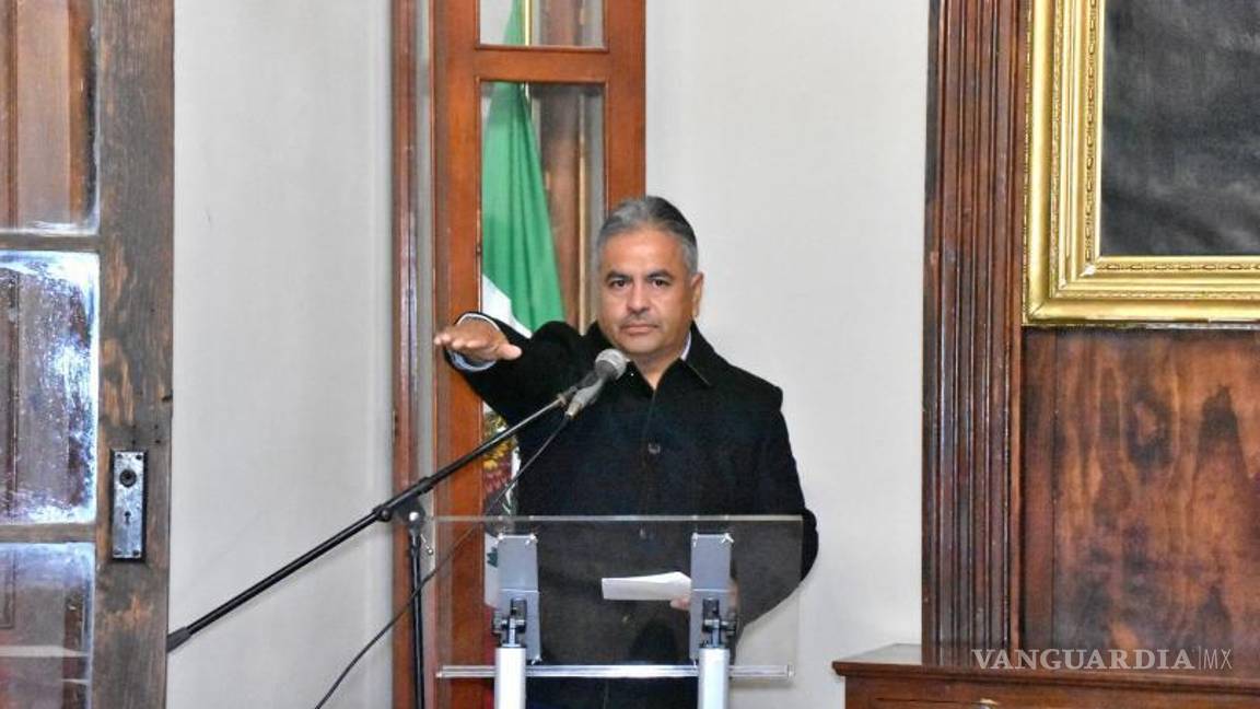 $!Víctor Leija Vega rinde protesta como Presidente Municipal de Cuatro Ciénegas, acompañado de los integrantes del cabildo que lo apoyarán en su gestión.