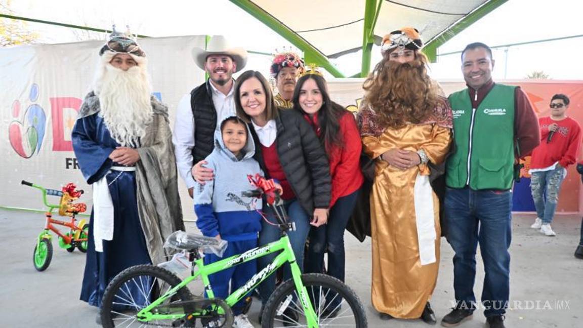 $!Los niños fueron los grandes protagonistas, participando en la rifa de bicicletas durante la celebración del Día de Reyes.