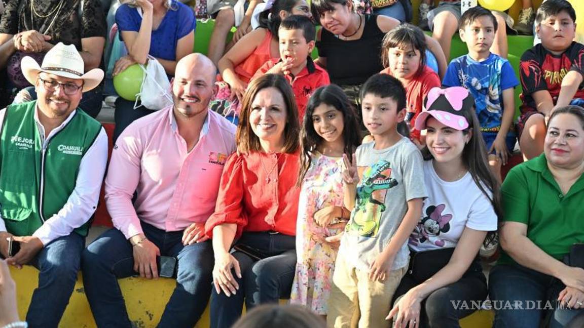 $!La alcaldesa saluda a niñas y niños, destacando la importancia de invertir en su bienestar.