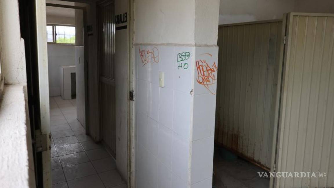 $!Los baños presentan grafitis, lo que refleja el descuido y la falta de mantenimiento en los servicios sanitarios.
